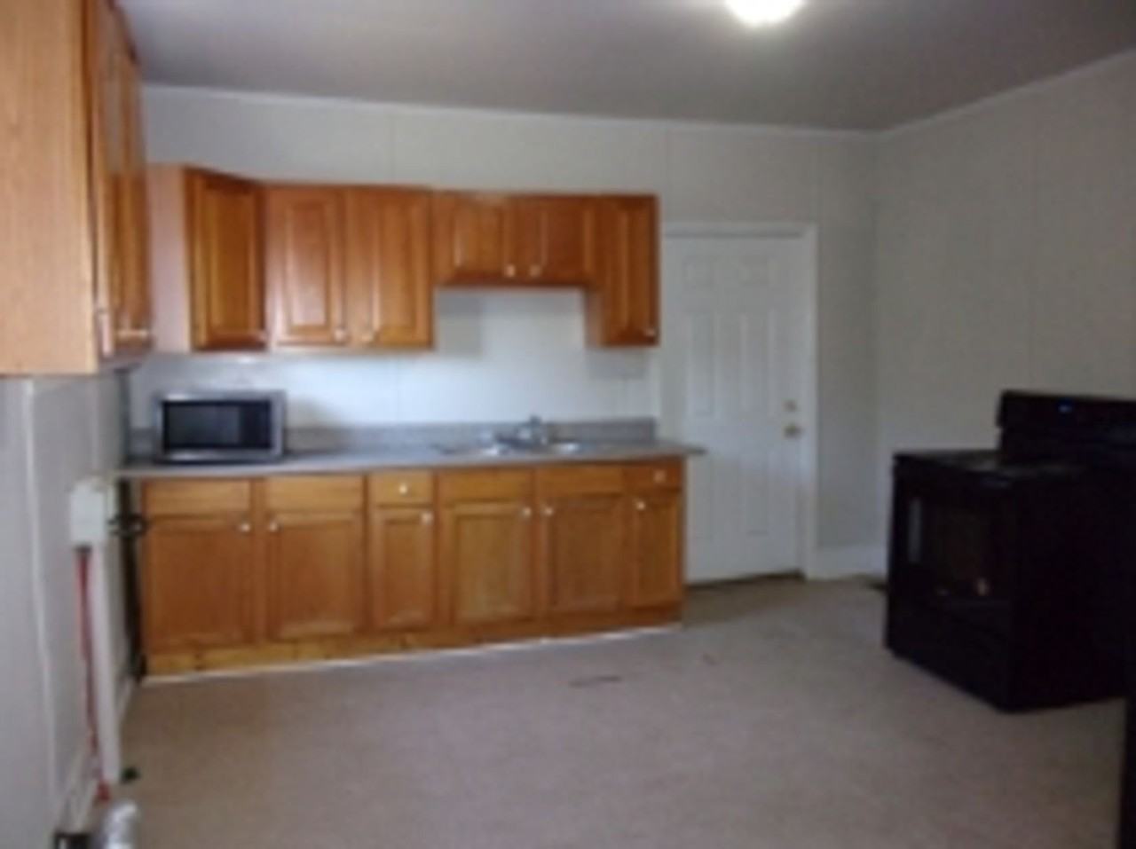526 Leslie St - Photo 3 of 12