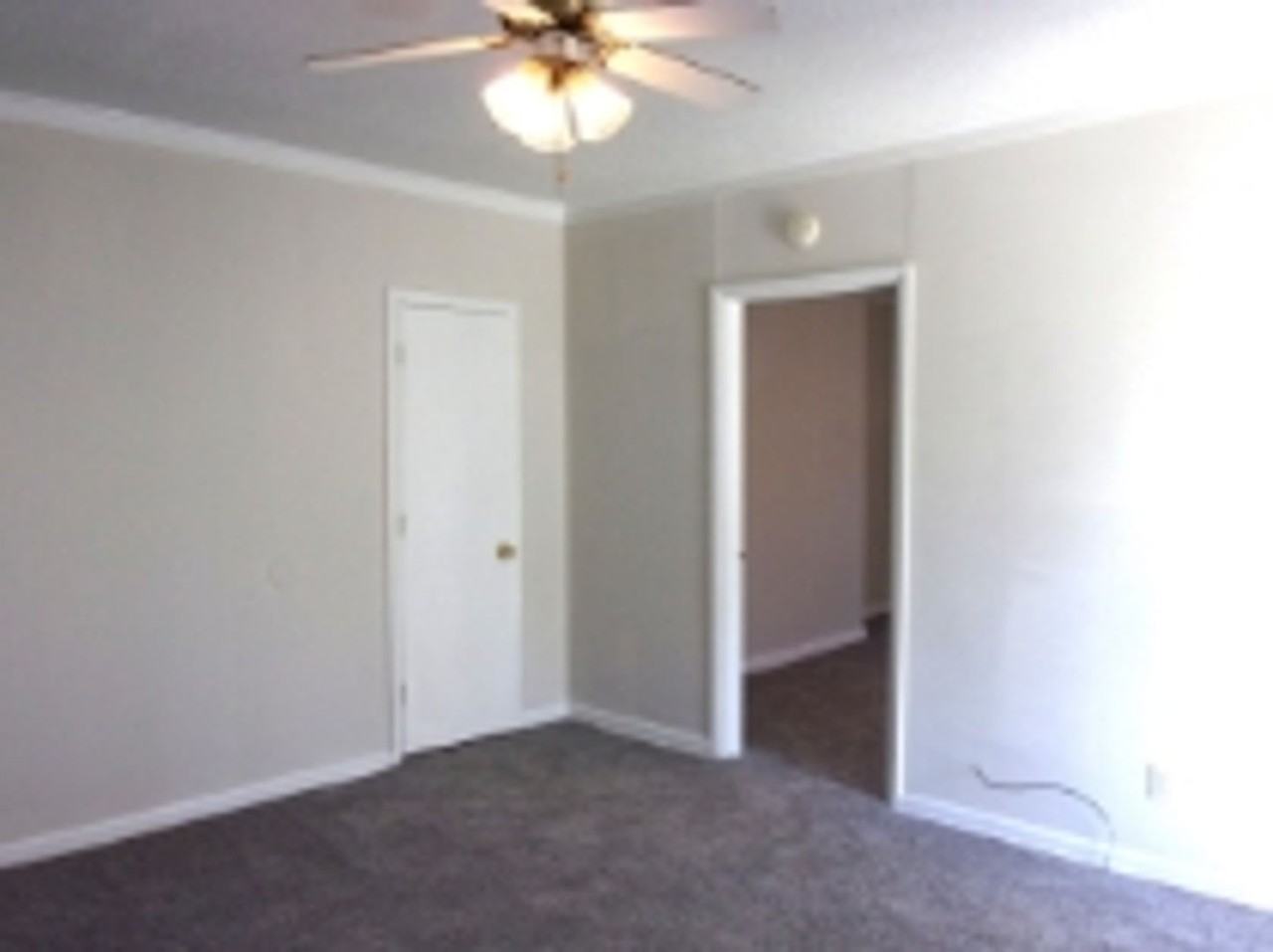 526 Leslie St - Photo 4 of 12