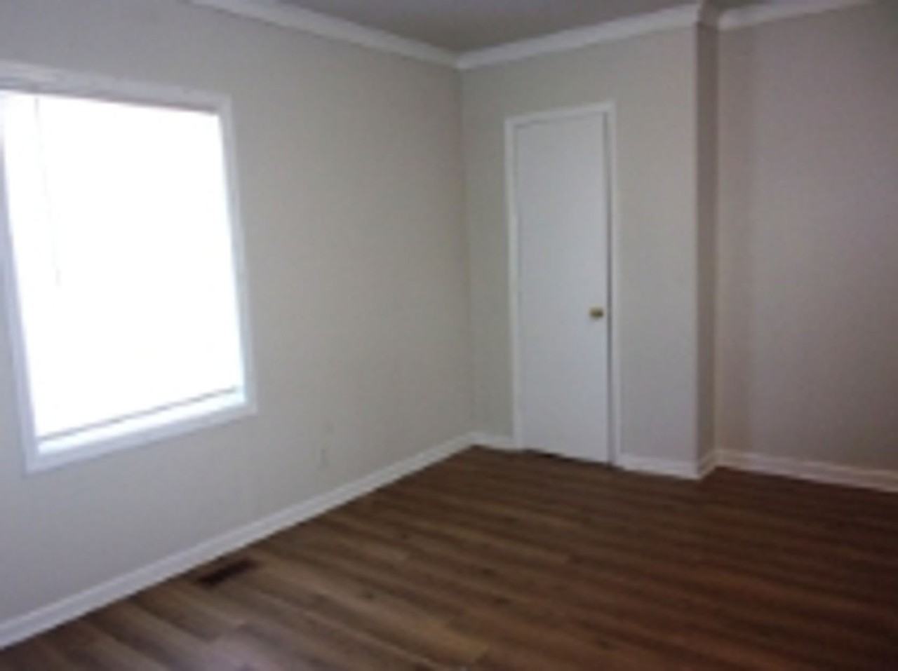 526 Leslie St - Photo 6 of 12