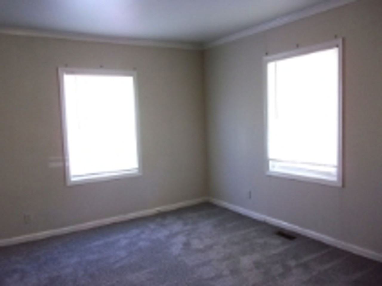 526 Leslie St - Photo 7 of 12