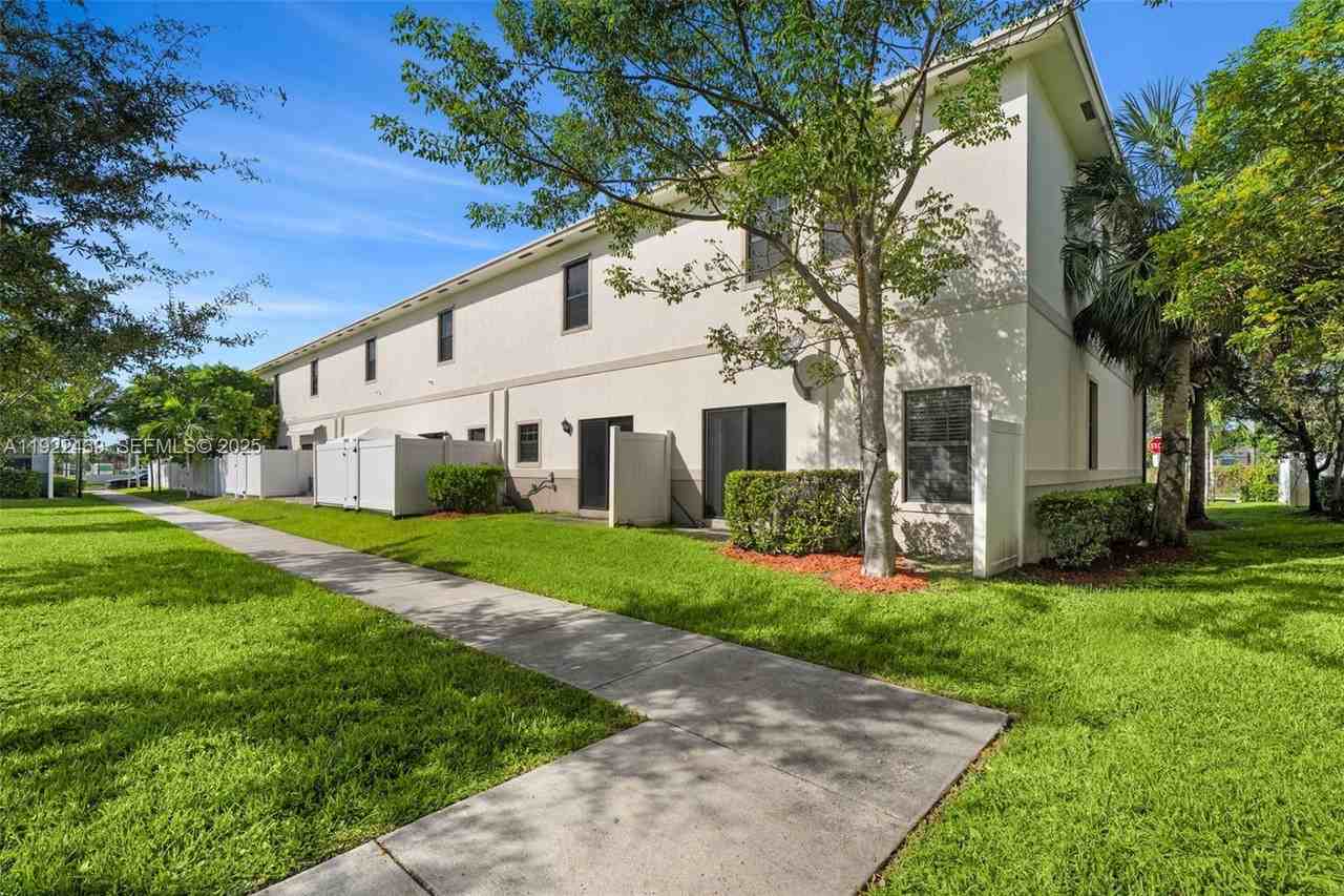 757 Sw 11th St - Photo 2 of 8