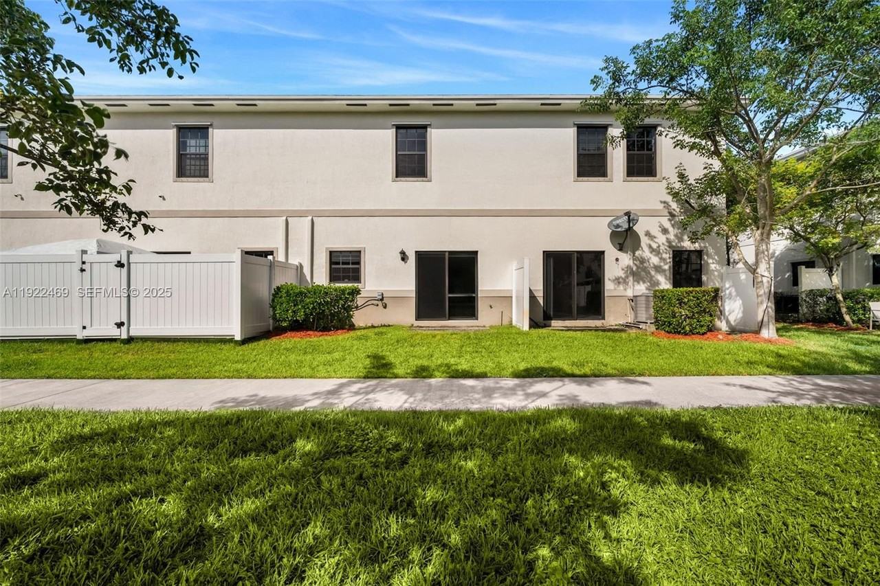 757 Sw 11th St - Photo 4 of 8