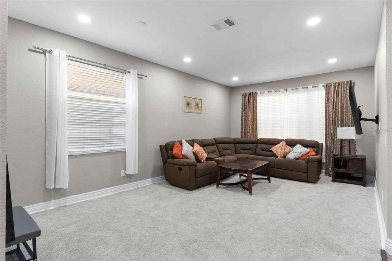 215 Gleneagles Dr - Photo 3 of 41