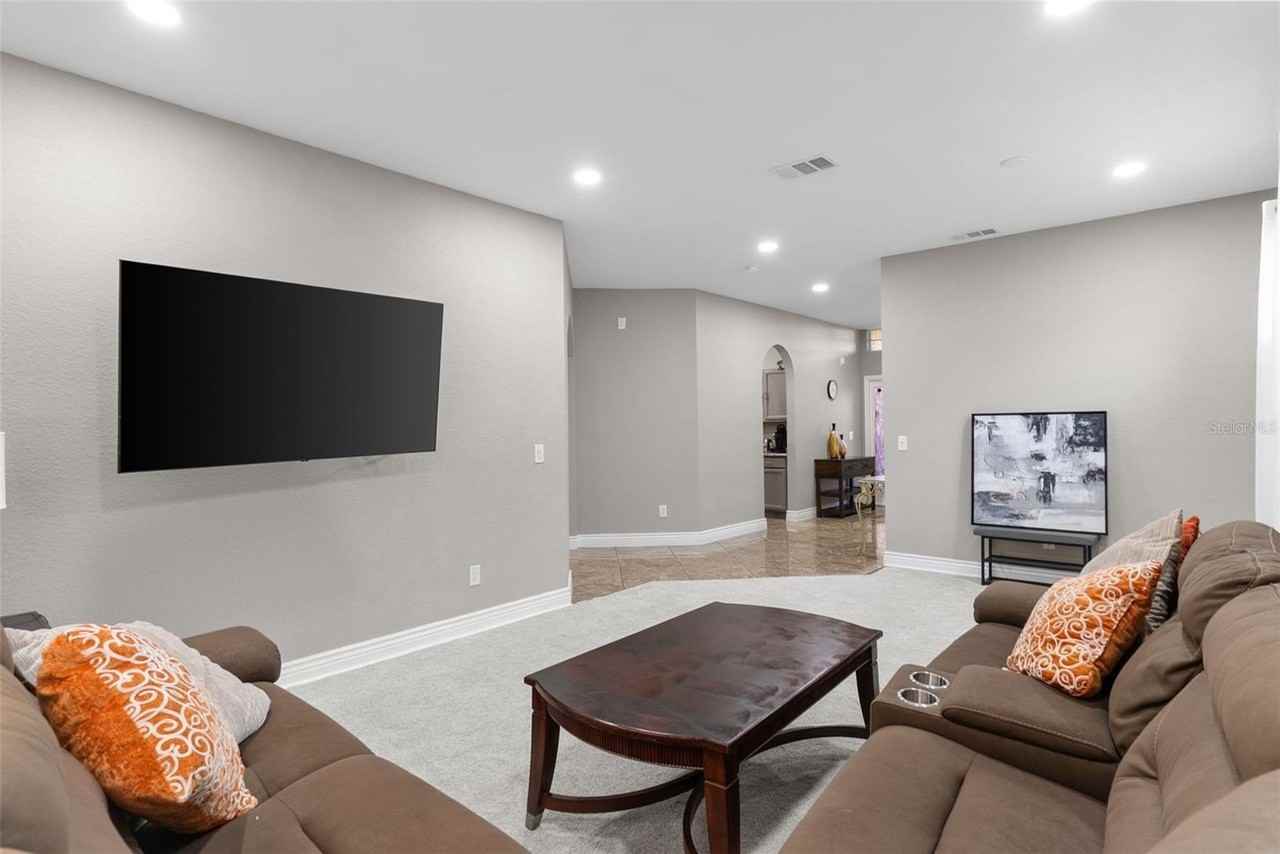 215 Gleneagles Dr - Photo 7 of 41