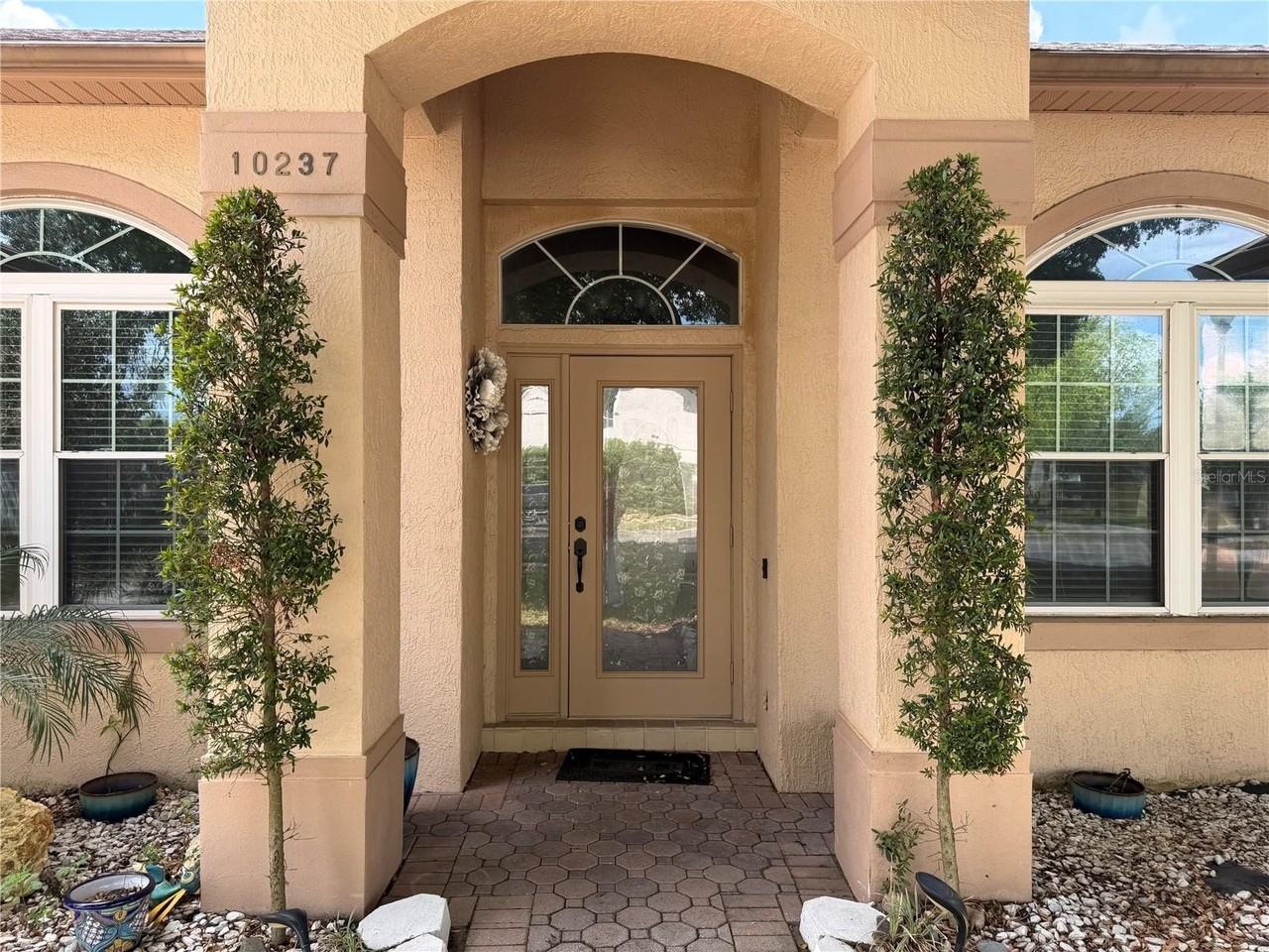 10237 Facet Ct - Photo 4 of 50