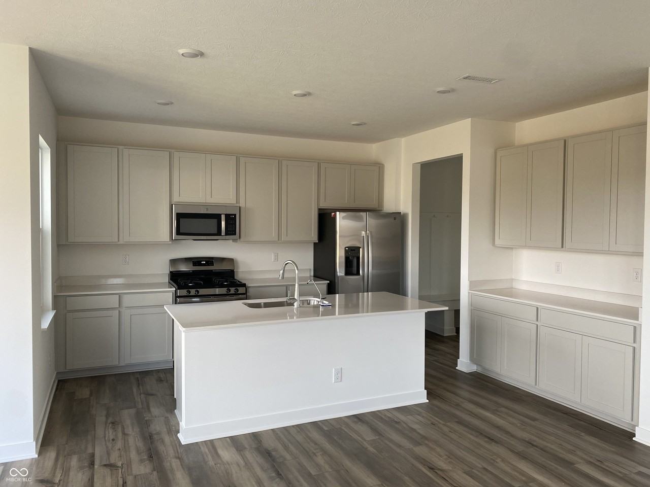 17303 Gresham Ln - Photo 2 of 19