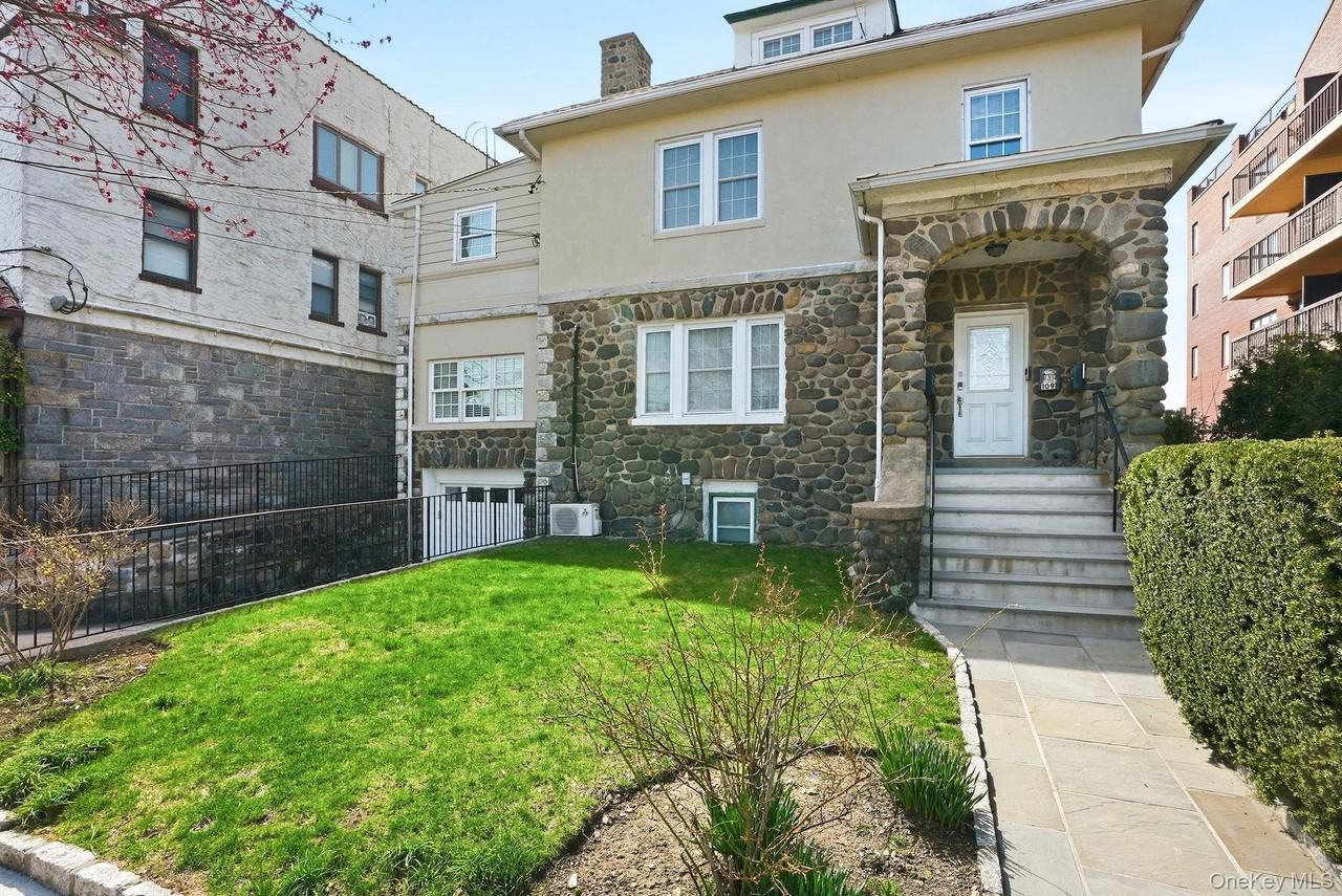 109 Hillside Pl Apt 2 - Photo 2 of 18