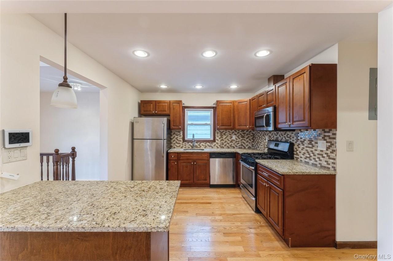 22820 Edgewood Ave Unit 2 - Photo 5 of 13