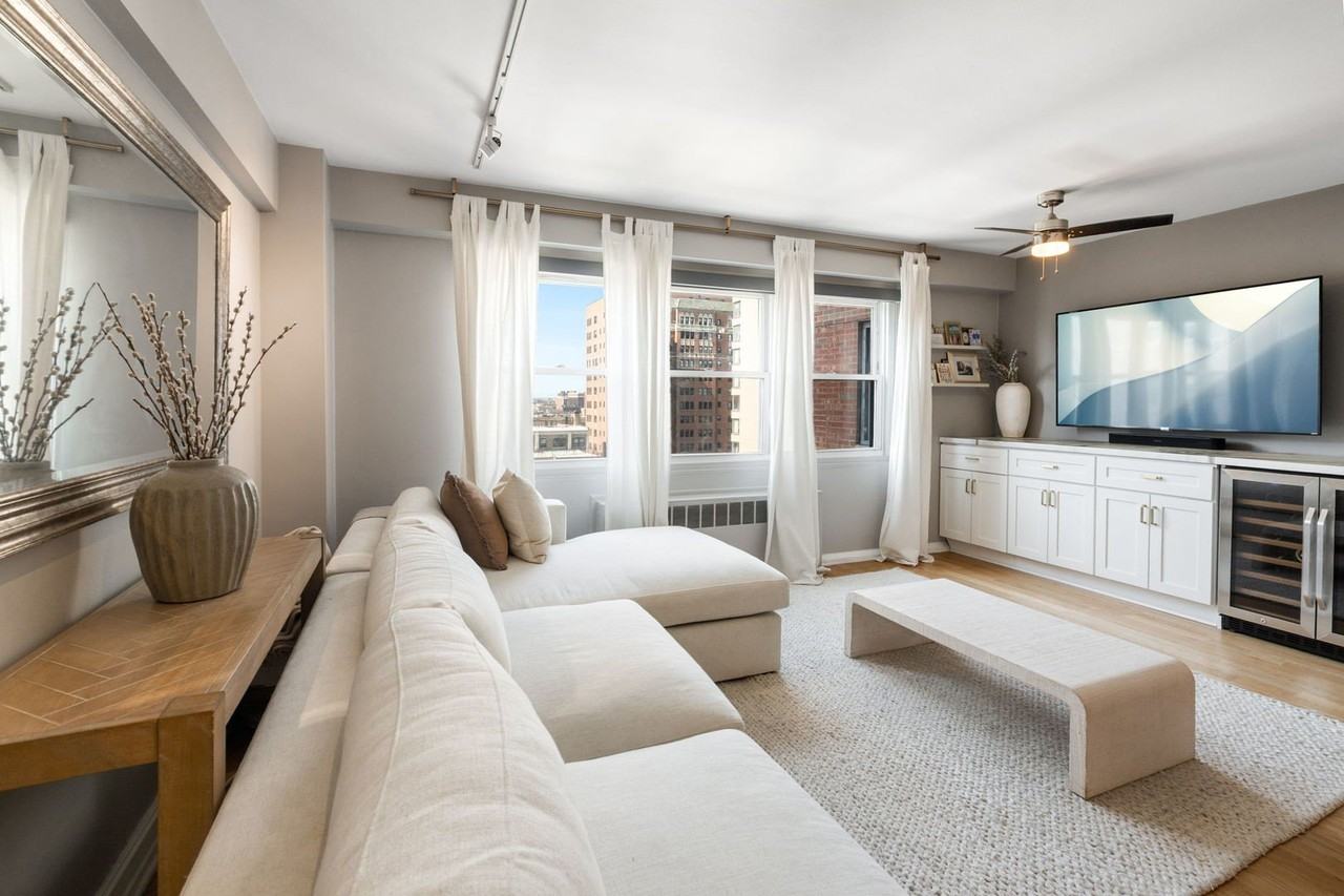 2909 N Sheridan Rd Apt 1104 - Photo 4 of 16