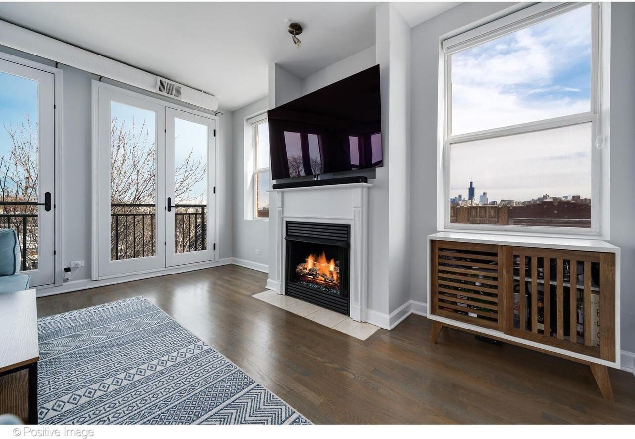 2401 W Lexington St Apt 4 - Photo 3 of 17