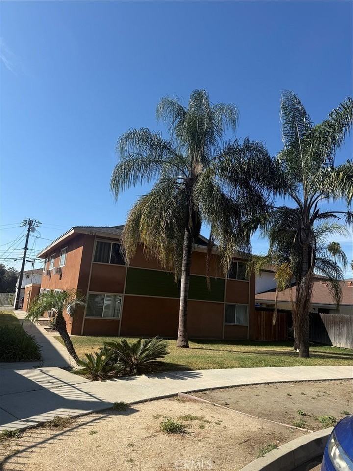 914 W Pine St - Photo 2 of 9