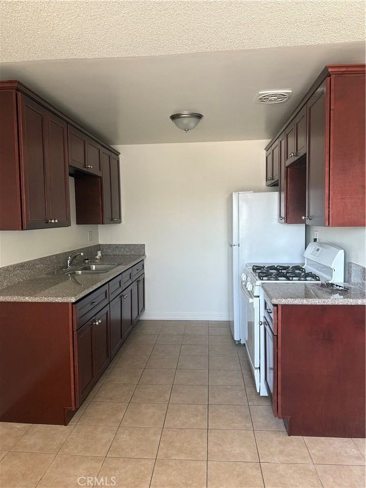 914 W Pine St - Photo 3 of 9