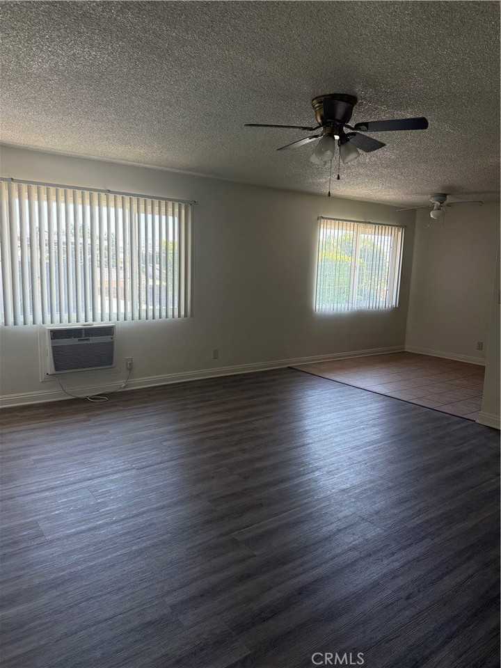 914 W Pine St - Photo 4 of 9