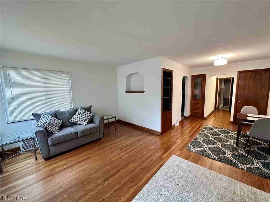 1093 N Main St - Photo 6 of 8