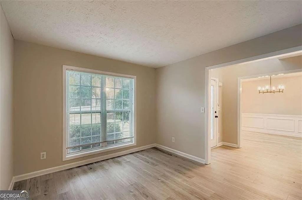 1570 Twin Bridge Ln - Photo 7 of 35