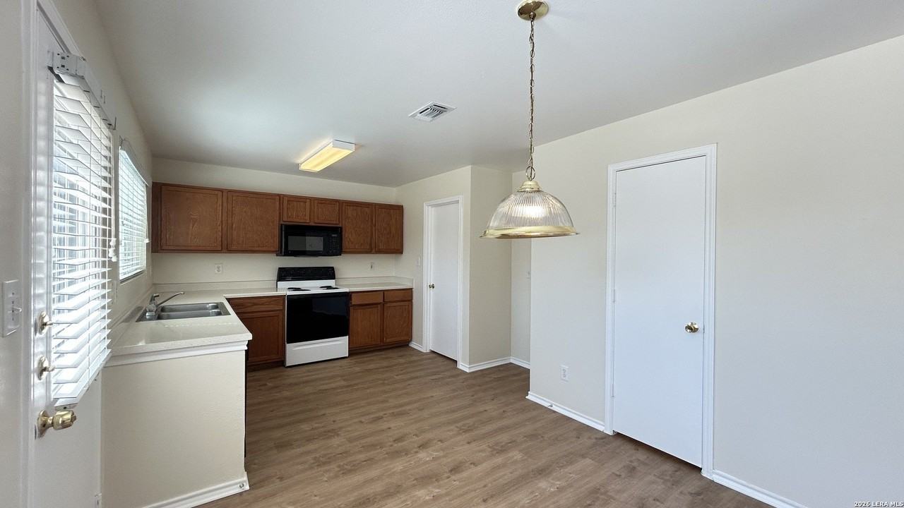 8818 Summer Trail St - Photo 7 of 31