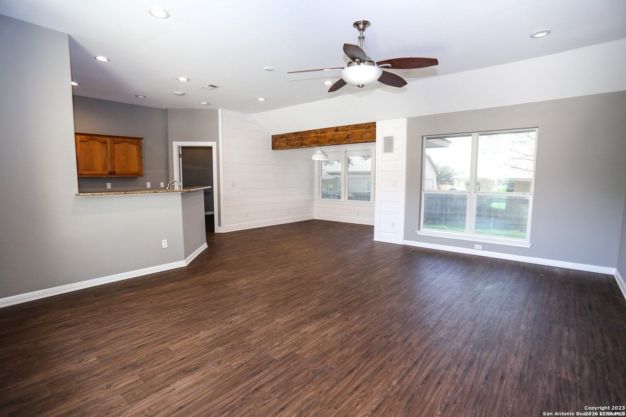 2172 Bentwood Dr - Photo 3 of 14