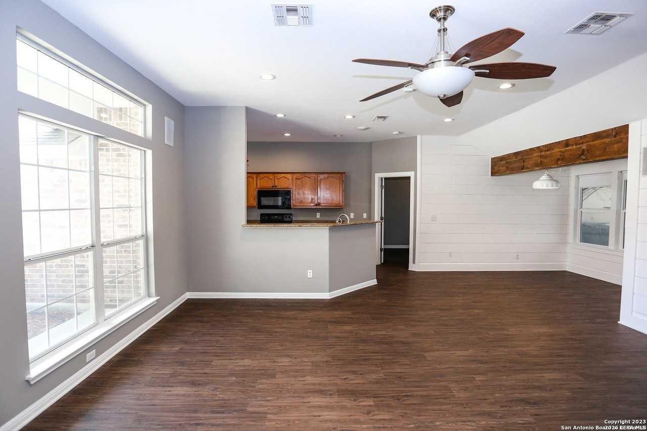 2172 Bentwood Dr - Photo 4 of 14