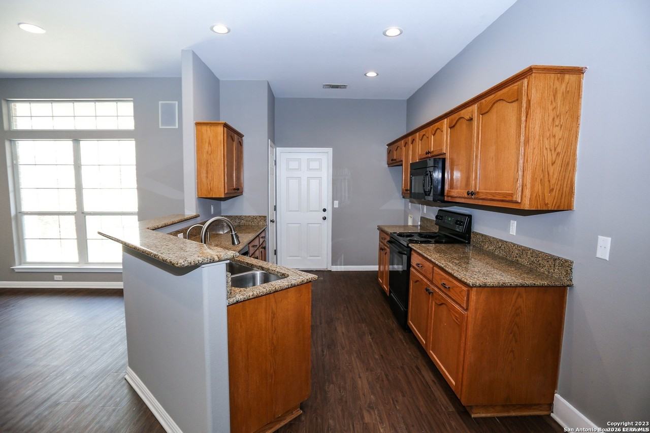 2172 Bentwood Dr - Photo 5 of 14