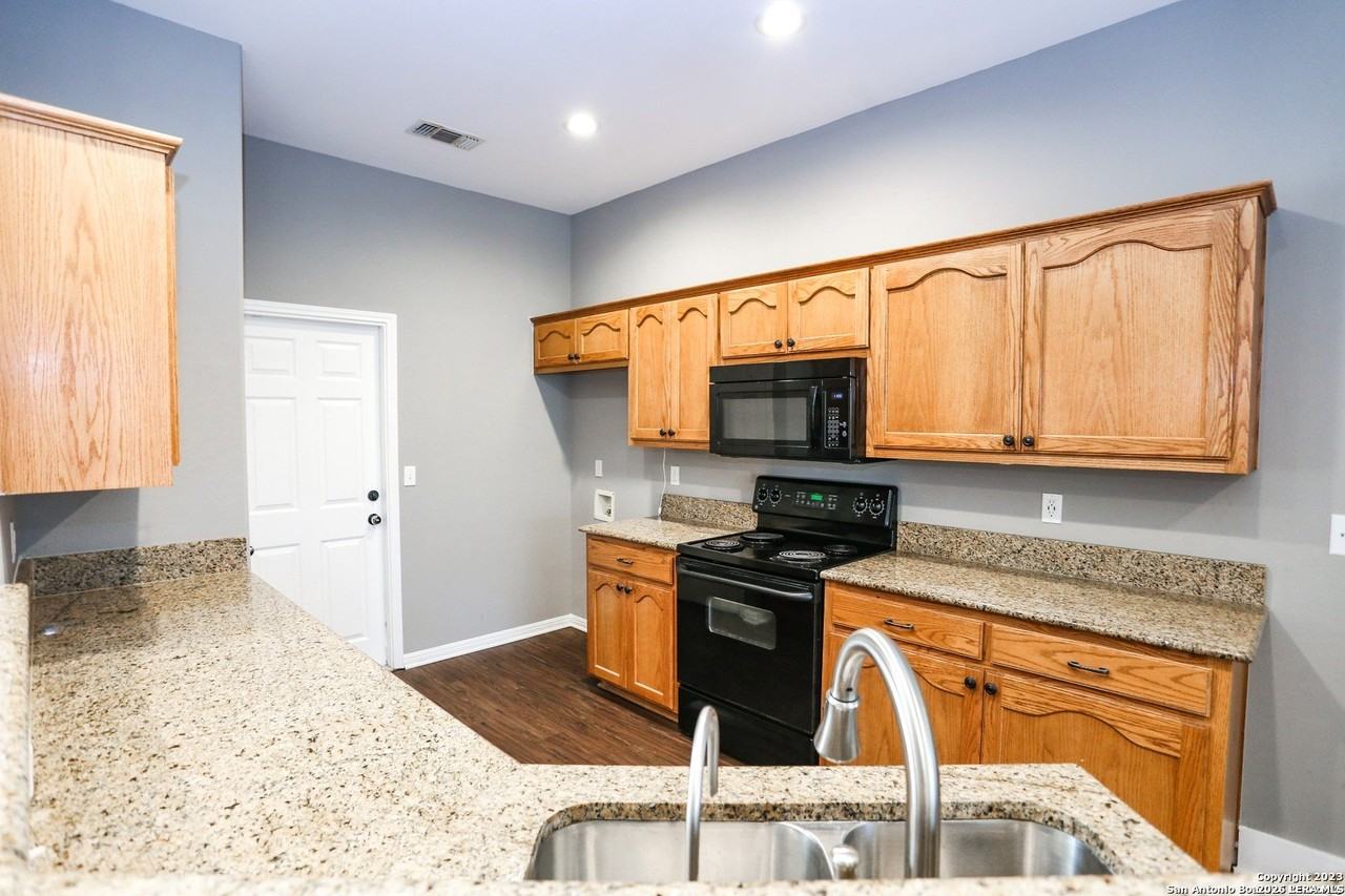 2172 Bentwood Dr - Photo 6 of 14