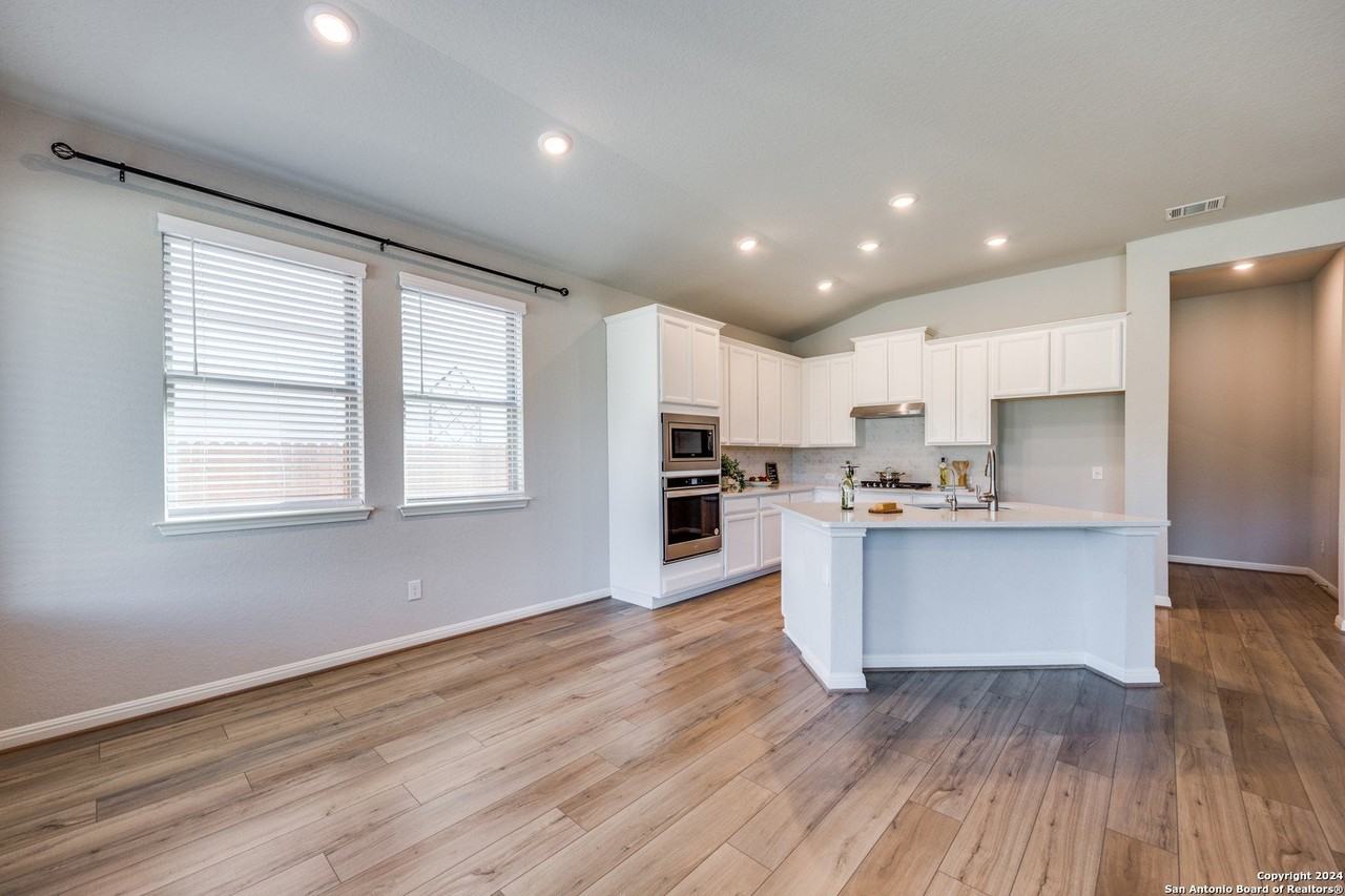 9543 Witten Dr - Photo 4 of 39