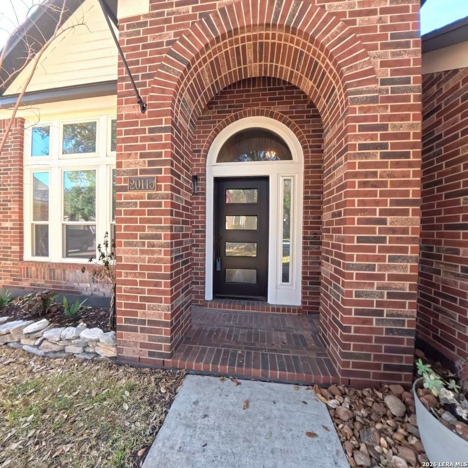 20115 Standish Rd - Photo 3 of 50