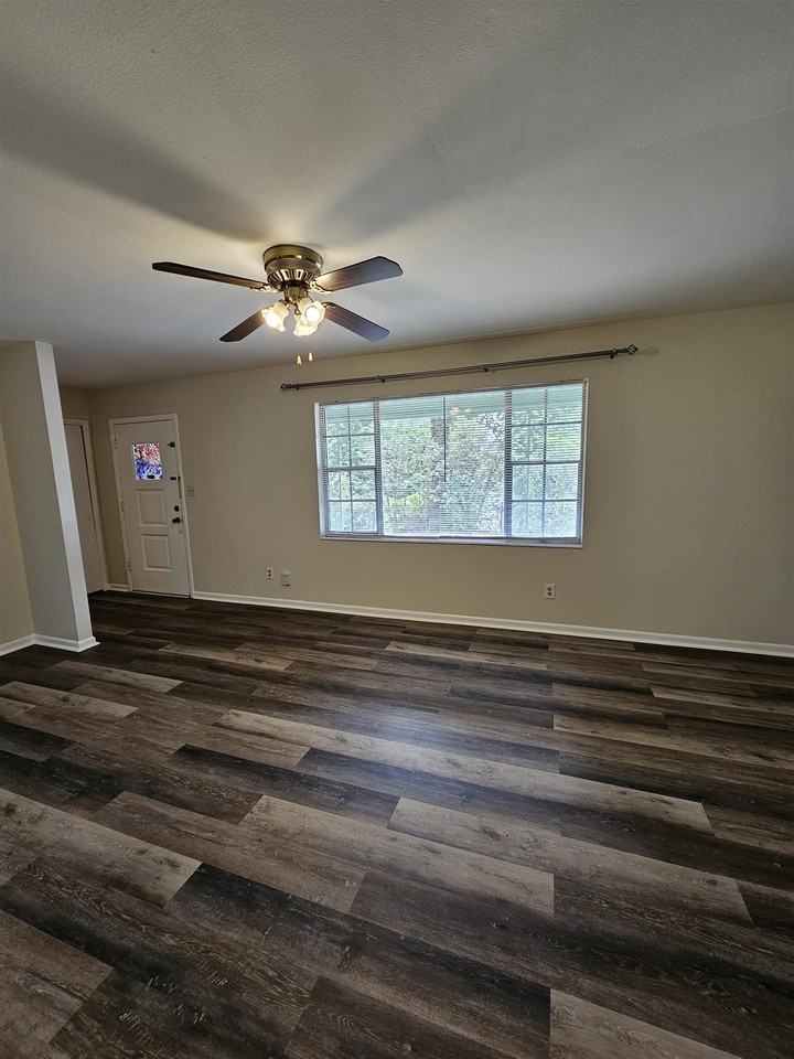 550 E Bradford Rd - Photo 3 of 21