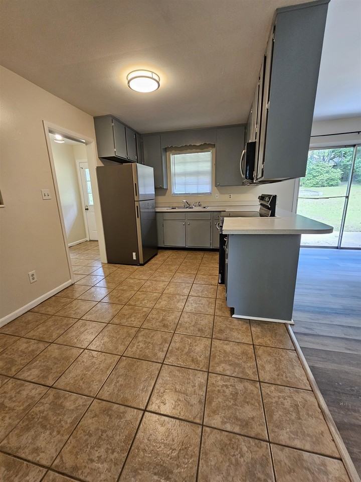 550 E Bradford Rd - Photo 5 of 21