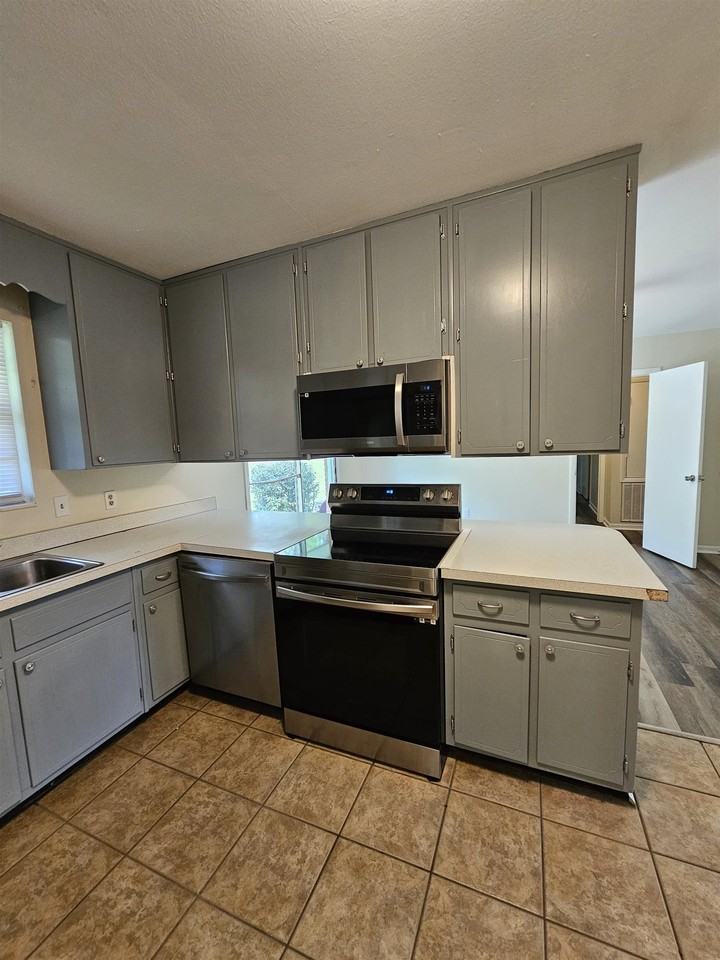 550 E Bradford Rd - Photo 7 of 21