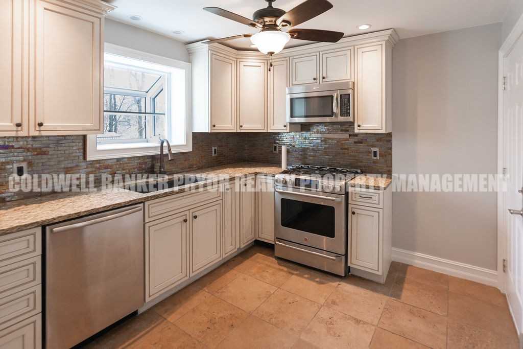 128 S Saint Marks Ave #1 - Photo 4 of 27