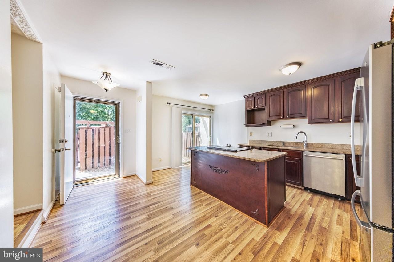 2232 Southgate Sq - Photo 4 of 49