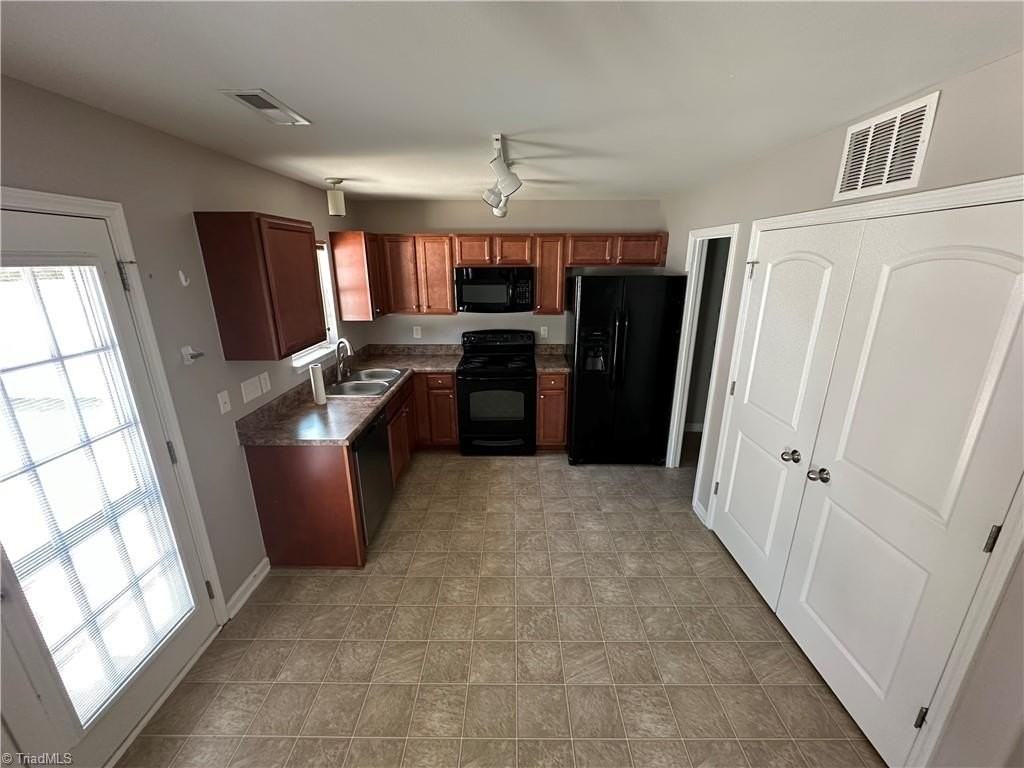 1138 Waterlyn Dr - Photo 4 of 13