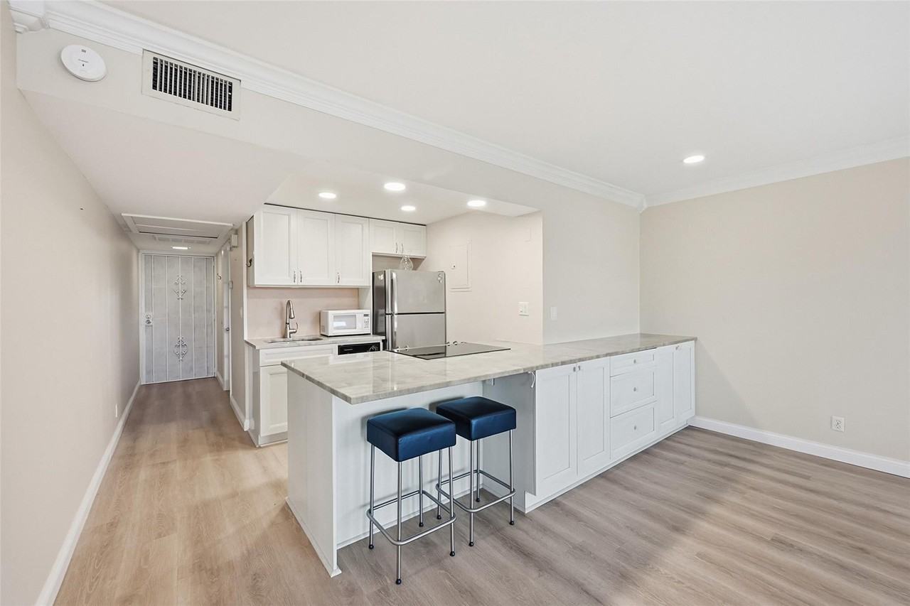 801 Ne 18th Ct - Photo 4 of 47