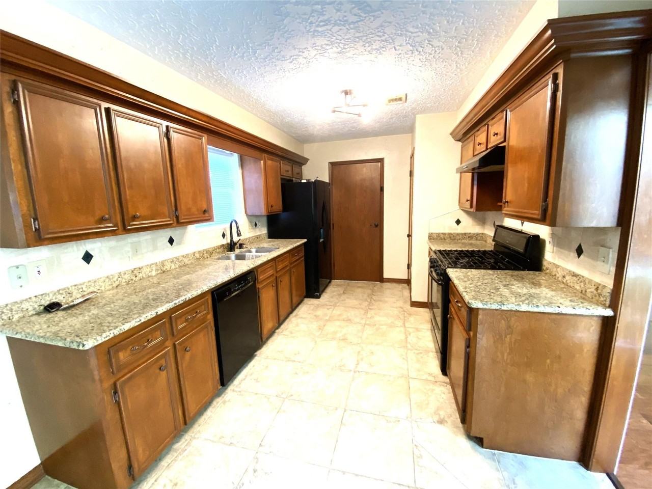 22522 Smokey Hill Dr - Photo 4 of 15