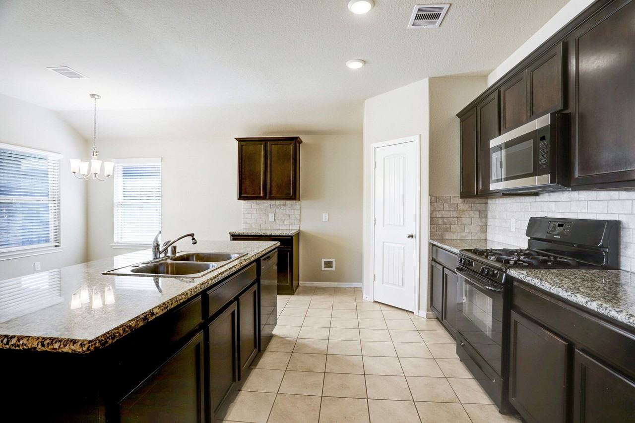 2911 Indwarra Ct - Photo 3 of 18