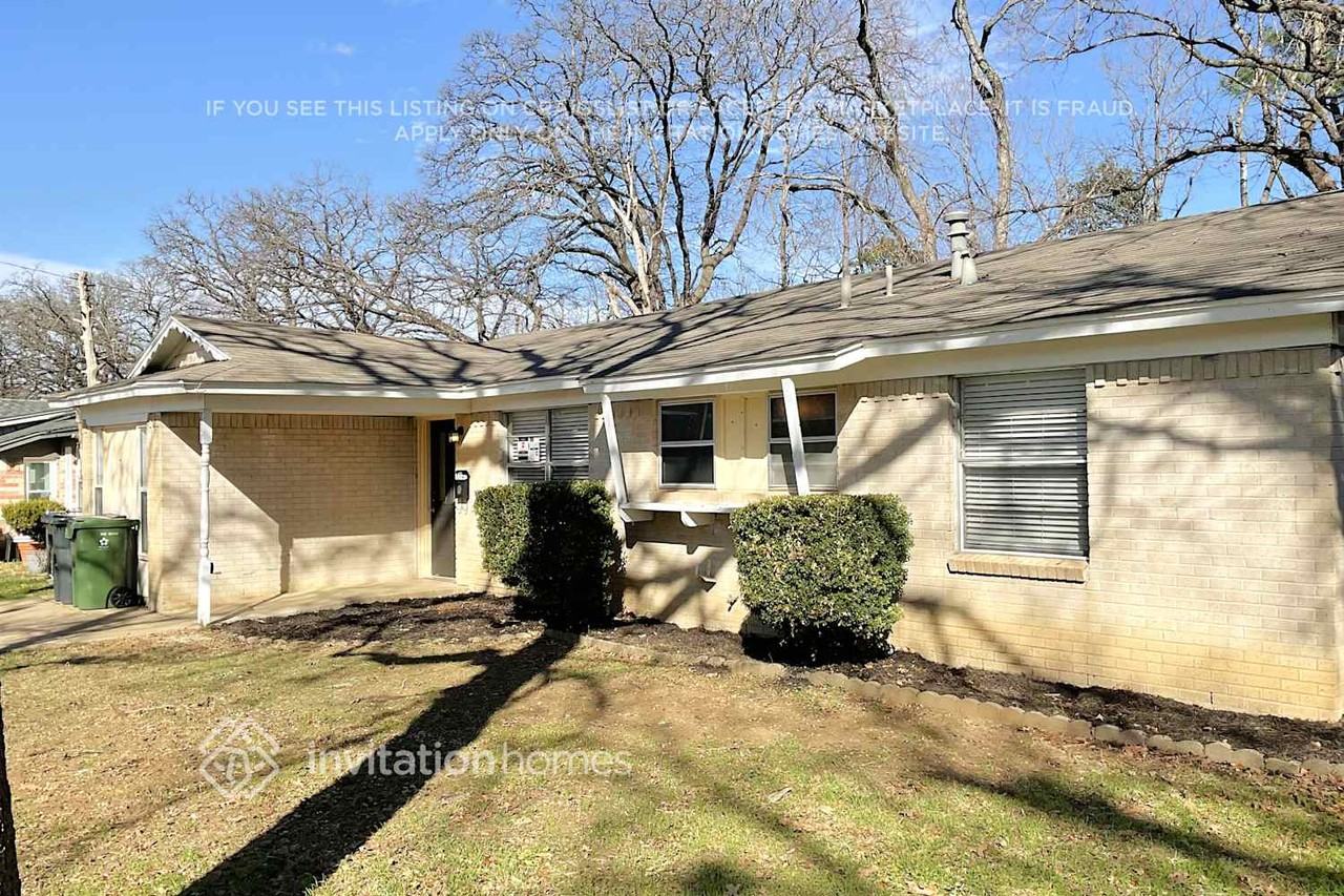 811 Clover Park Dr - Photo 2 of 17