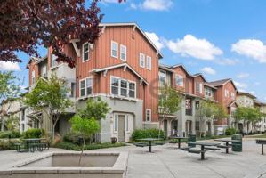 featured image of 2077 Kiwi Walkway