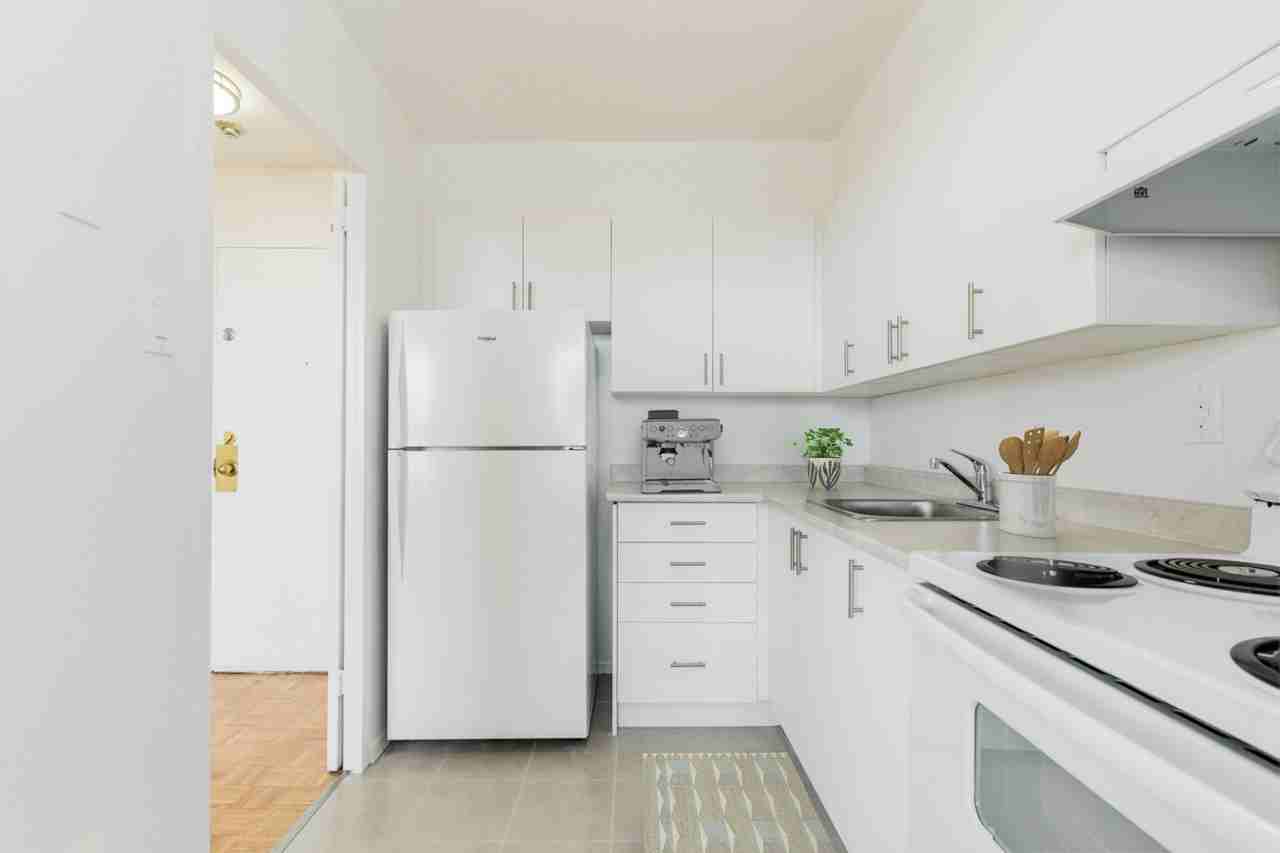 1010 Broadview Ave - Photo 5 of 50