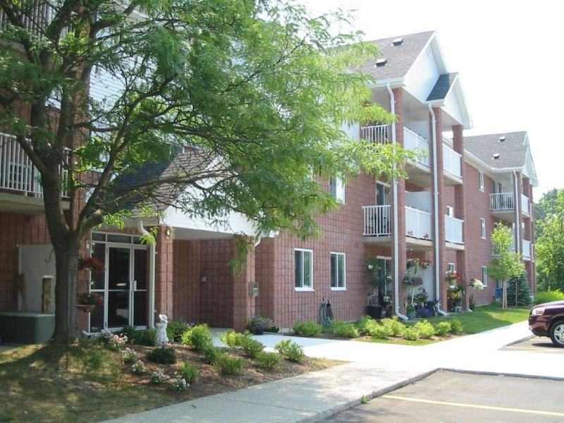 175 Wellington St. S - Photo 2 of 2