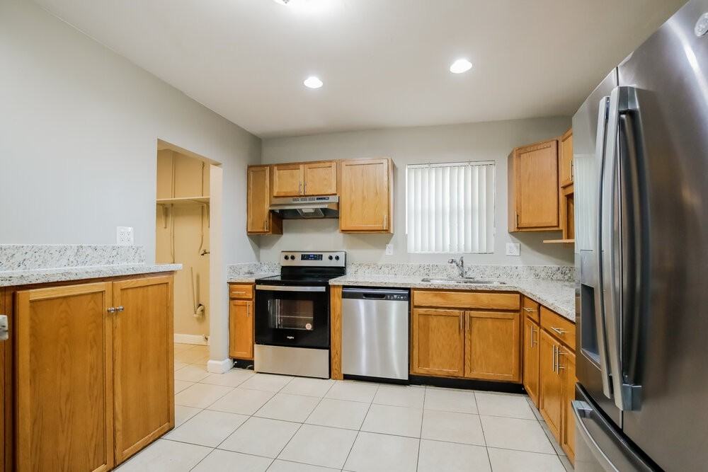 141 Nw 76th Ter - Photo 7 of 19