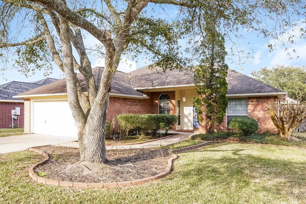 814 Courtside Dr W - Photo 3 of 19
