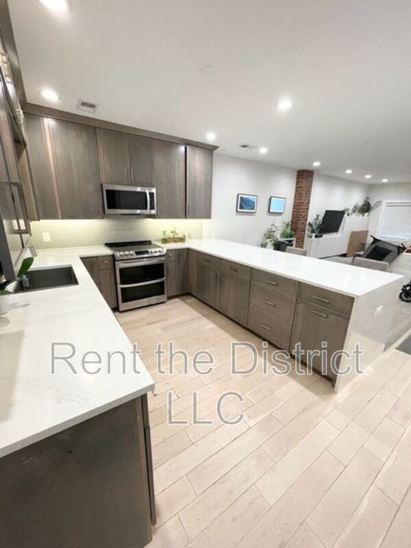 1316 Staples St Ne - Photo 2 of 35