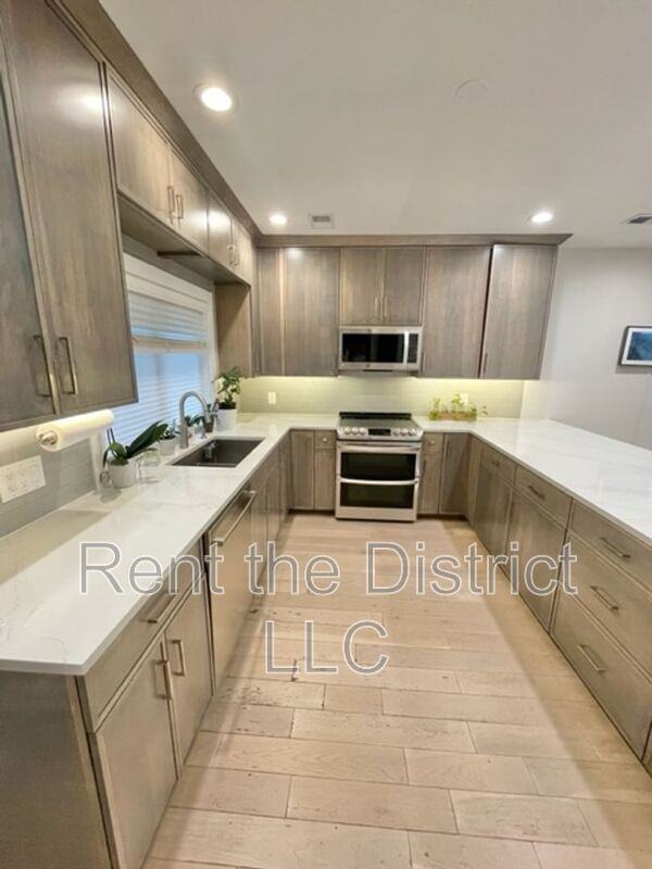 1316 Staples St Ne - Photo 3 of 35