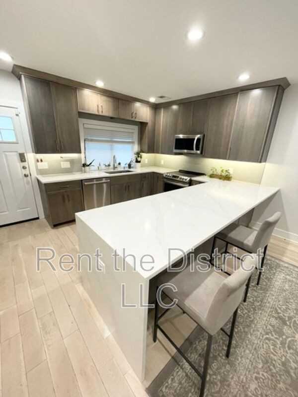 1316 Staples St Ne - Photo 4 of 35