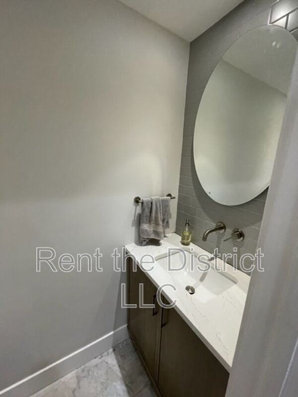 1316 Staples St Ne - Photo 5 of 35