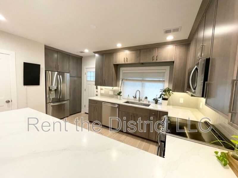 1316 Staples St Ne - Photo 6 of 35