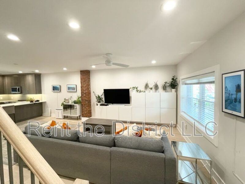 1316 Staples St Ne - Photo 7 of 35