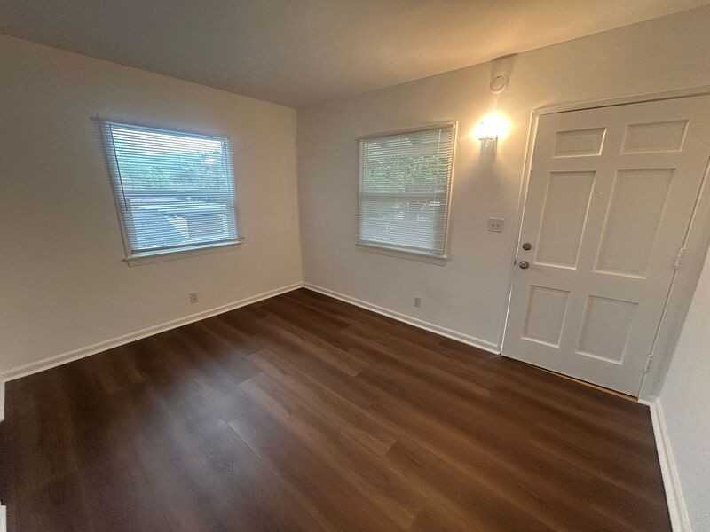 2813 W Victory Blvd #203 - Photo 3 of 9