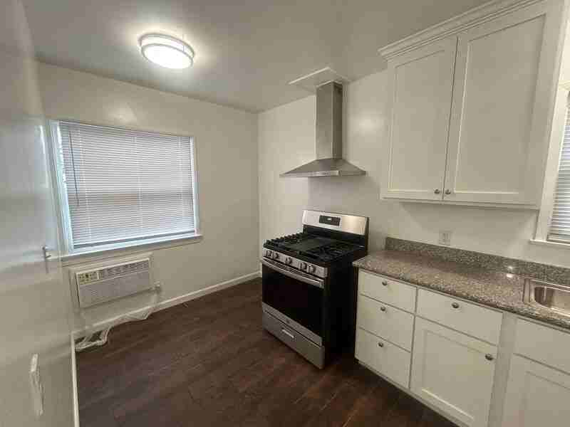 2813 W Victory Blvd #203 - Photo 6 of 9