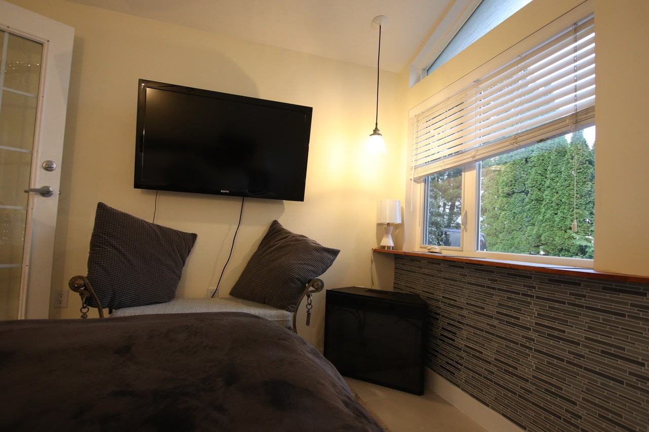 6671 152 Street #B - Photo 7 of 16